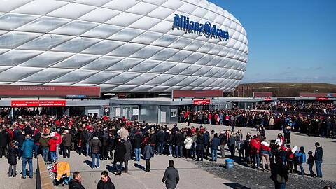 Fans vor der Allianz Arena in München.