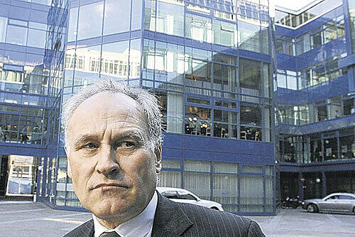 Die Anspannung ist ihm deutlich anzusehen: Wirtschaftsminister Erwin Huber gestern vor dem Gebäude der Bayerischen Landesbank. Er ist auf dem Weg in die Sitzung, in der er Werner Schmidt entlassen wird. Foto: dpa
