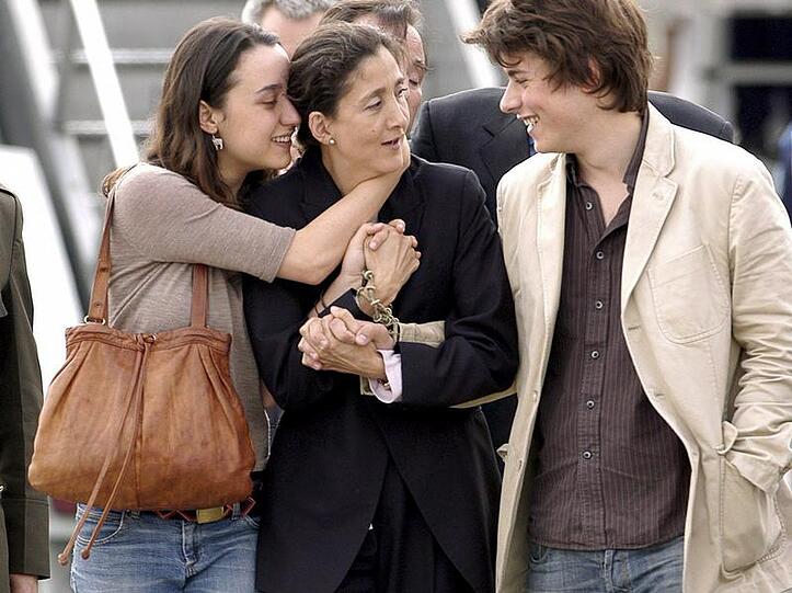 Wieder vereint nach sechs Jahren: Ingrid Betancourt mit ihren Kindern Melanie und Lorenzo. Die beiden flogen sofort von Paris nach Kolumbien, um dort ihre Mutter zu treffen.
