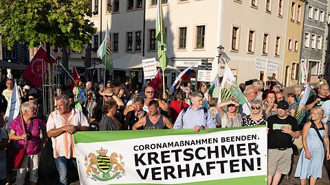 Die rechtsextreme Kleinstpartei "Freie Sachsen" war mit ein paar Dutzenden Anhängern unter anderem mit einem Plakat und der Aufschrift "Kretschmer verhaften" aufmarschiert.