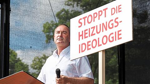 "Die schweigende große Mehrheit dieses Landes muss sich die Demokratie zurückholen." Der Freie-Wähler-Chef sorgt mit seinen Aussagen für einen Eklat.