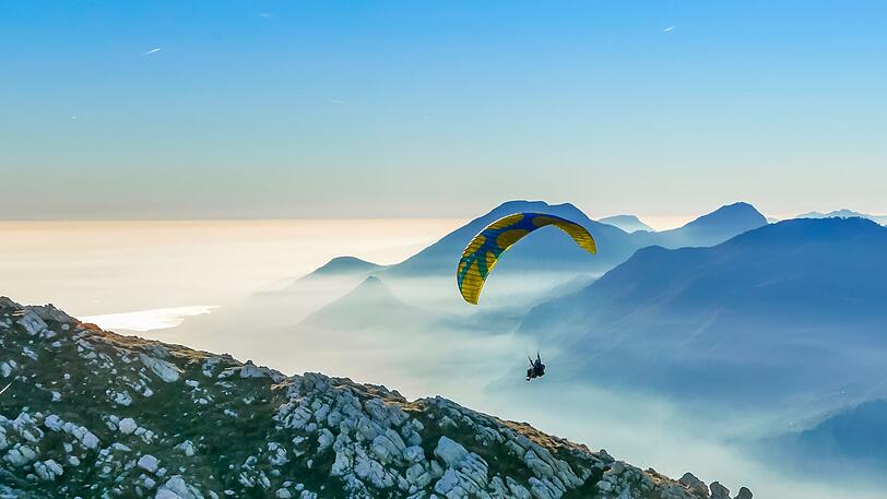 Oft steht Fallschirmspringen auf der Wunschliste von mutigen Adrenalinjunkies. Wohl kaum ein anderes Erlebnis ist intensiver: Vom puren Nervenkitzel und unvergleichlichen Adrenalinkick bis hin zum grenzenlosen Freiheitsgefühl, wenn man schließlich über atemberaubenden Landschaften schwebt - nichts kann diesen Gefühlsmix toppen! Sind Sie bereit für Ihren ersten Tandemsprung? Oft steht Fallschirmspringen auf der Wunschliste von mutigen Adrenalinjunkies. Wohl kaum ein anderes Erlebnis ist intensiver: Vom puren Nervenkitzel und unvergleichlichen Adrenalinkick bis hin zum grenzenlosen Freiheitsgefühl, wenn man schließlich über atemberaubenden Landschaften schwebt - nichts kann diesen Gefühlsmix toppen! Sind Sie bereit für Ihren ersten Tandemsprung?