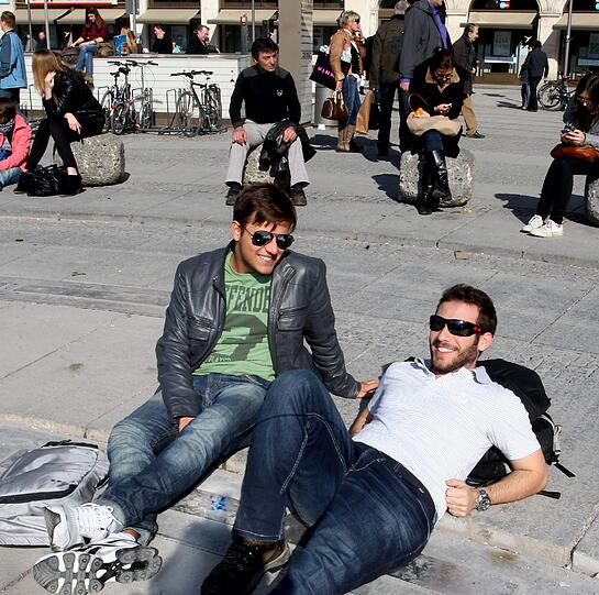 Sogar Südländer kann die Münchner Sonne begeistern - wie die Brasilianer Alan und Geeeding.