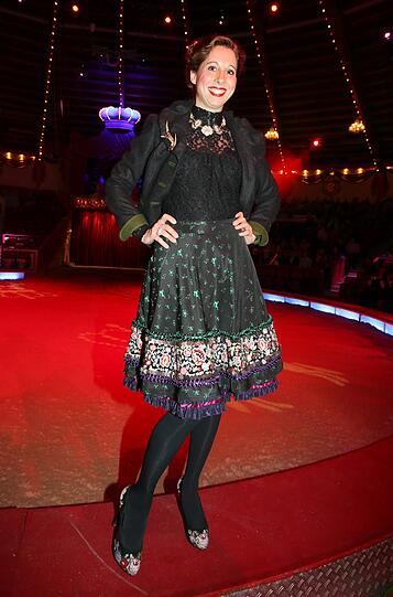 Lola Paltinger,  Münchner Trachtenmodedesignerin:
&bdquo;Ich werde das Spiel nach dem Nockherberg mit Freunden schauen und drücke den Bayern die Daumen. Ich hoffe auf eine spannende Partie. Mein Tipp ist ein umkämpftes 3:2.&ldquo;