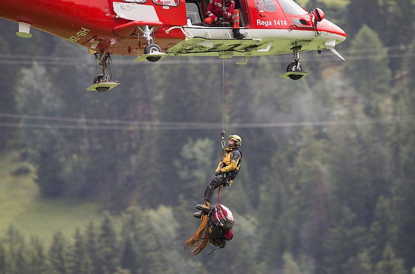 Die Rettungskräfte mussten die Verletzten mit Hubschraubern von der schwer zugänglichen Unfallstelle bergen. Die Bilder.