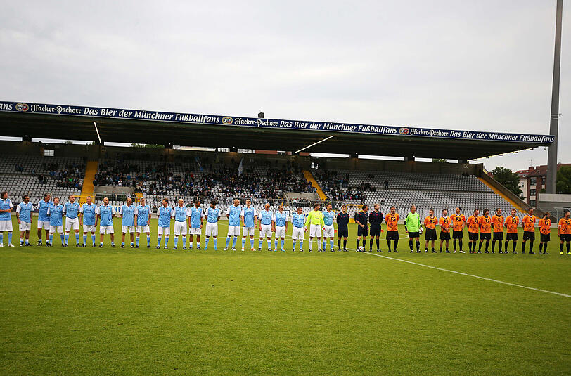 Die beiden Team beim Benefiz-Spiel für Olaf Bodden.