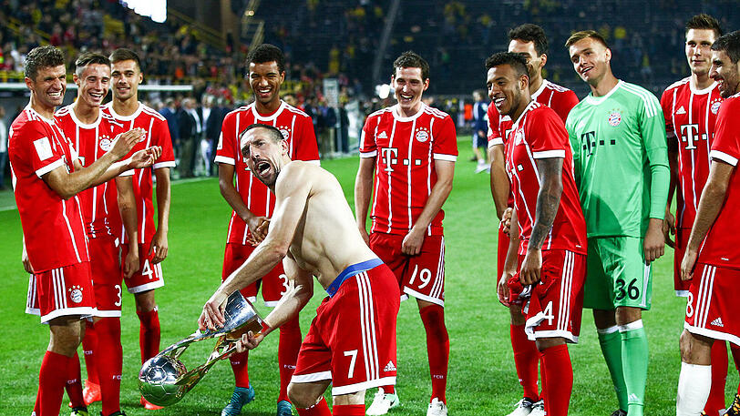 Spaßvogel des Abends: Franck Ribéry bringt seine Teamkollegen vom FC Bayern bei den Feierlichkeiten zum Lachen.