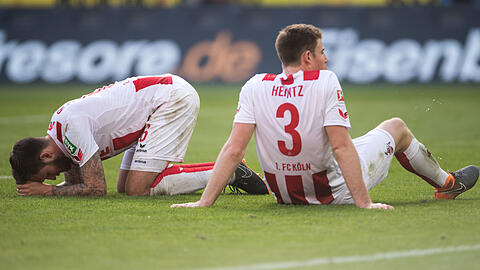 Kaum noch Hoffnung: Kölns Marco Höger (l) und Dominique Heintz sitzen nach der Partie gegen Mainz auf dem Rasen.