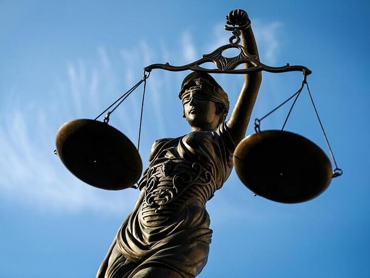 Eine Statue der Justitia hält eine Waage in ihrer Hand. Foto: David-Wolfgang Ebener/dpa/Archivbild