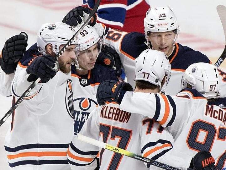 Feierte mit den Edmonton Oilers eine Sieg im kanadischen NHL-Duell: Leon Draisaitl (l).