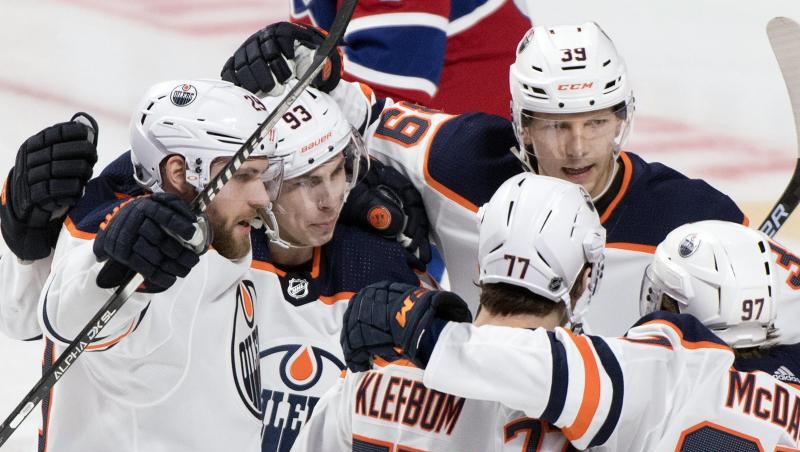 Feierte mit den Edmonton Oilers eine Sieg im kanadischen NHL-Duell: Leon Draisaitl (l). Feierte mit den Edmonton Oilers eine Sieg im kanadischen NHL-Duell: Leon Draisaitl (l).
