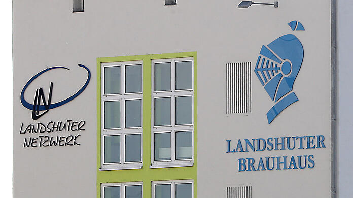 Kein Bier für hier: Nach heftiger Kritik entfernt die Brauerei die Reklame von der Hauswand der Sozialberatung Landshuter Netzwerk, die dort eine Suchtberatung anbietet