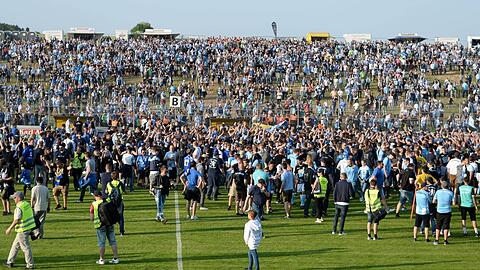 5. Mai 2018: Die Fans des TSV 1860 München stürmen nach dem Abpfiff den Platz in Pipinsried und feiern mit den Spielern die Meisterschaft.