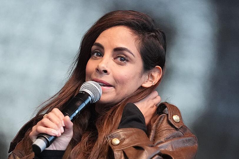 Collien Fernandes, Schauspielerin und Moderatorin, spricht auf der B&uuml;hne auf dem Hamburger Rathausmarkt w&auml;hrend der Demonstration gegen sexualisierte Gewalt gegen Frauen.