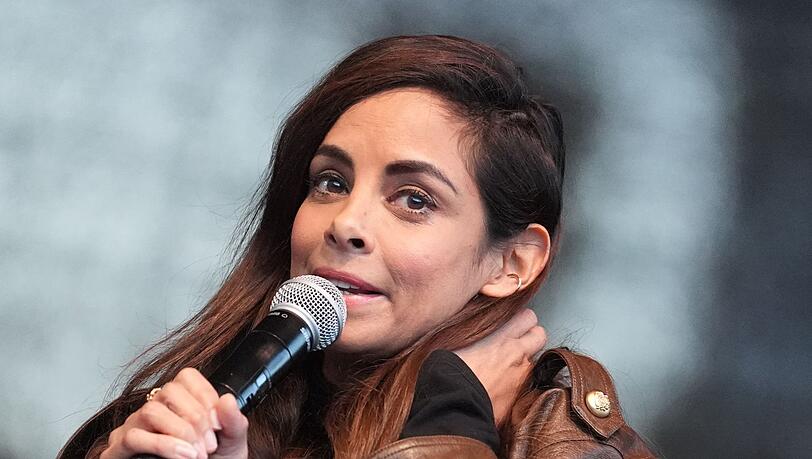 Collien Fernandes, Schauspielerin und Moderatorin, spricht auf der B&uuml;hne auf dem Hamburger Rathausmarkt w&auml;hrend der Demonstration gegen sexualisierte Gewalt gegen Frauen.