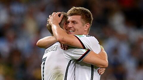 Toni Kroos und Bastian Schweinsteiger umarmen sich nach dem Sieg im Finale der WM 2014 gegen Argentinien.