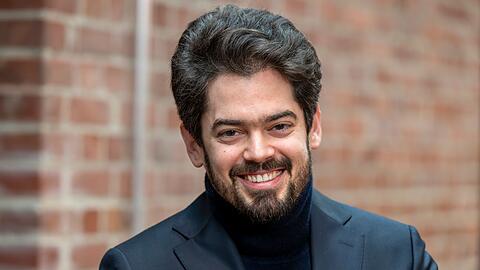 Lahav Shani gibt nun offiziell seinen Einstand als Chefdirigent der M&uuml;nchner Philharmoniker. (Archivbild)