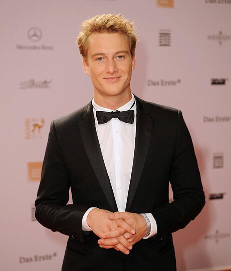 Alexander Fehling (30), Schauspieler, hat nach eigenen Worten
keine Vorbilder. &bdquo;Es gibt viele Leute, die ich bewundere, aber ich
eifere keinem nach. Inspiration ja, aber ich folge keinem&ldquo;, sagte er
dem Männermagazin &bdquo;GQ Gentlemen's Quarterly&ldquo;. Bei der Auswahl seiner
Rollen ist für den Schauspieler, der unter anderem in &bdquo;Goethe!&ldquo;
glänzte, &bdquo;absolutes Vertrauen&ldquo; wichtig. Die Wahlfreiheit ist nach
Ansicht Fehlings eine Illusion: &bdquo;Viele glauben ja, dass gerade
Leuten in meinem Alter und überhaupt meiner Generation alles offen
steht, dass wir uns nur zu entscheiden brauchen für das, was wir
wollen. Ich glaube, das ist Einbildung und zeigt, welchen
Suggestionen wir die ganze Zeit ausgesetzt sind.