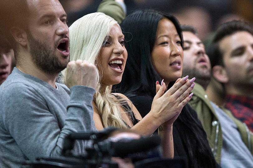 Lady Gaga beim Basketball in Berlin.