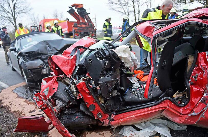 Der 30-jährige Golffahrer musste von der Feuerwehr aus seinem Auto geschnitten werden. Er erlag noch an der Unfallstelle seinen Verletzungen. Sein 3-jähriger Sohn kam mit lebensgefährlichen Verletzungen ins Krankenhaus.