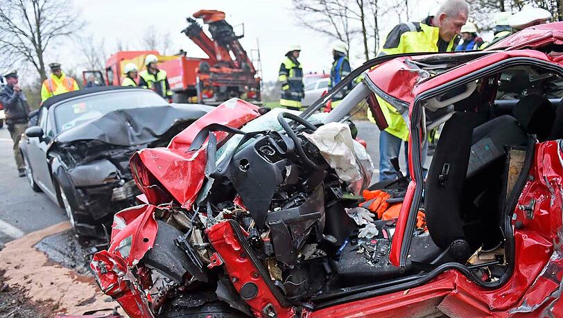 Der 30-jährige Golffahrer musste von der Feuerwehr aus seinem Auto geschnitten werden. Er erlag noch an der Unfallstelle seinen Verletzungen. Sein 3-jähriger Sohn kam mit lebensgefährlichen Verletzungen ins Krankenhaus. Der 30-jährige Golffahrer musste von der Feuerwehr aus seinem Auto geschnitten werden. Er erlag noch an der Unfallstelle seinen Verletzungen. Sein 3-jähriger Sohn kam mit lebensgefährlichen Verletzungen ins Krankenhaus.