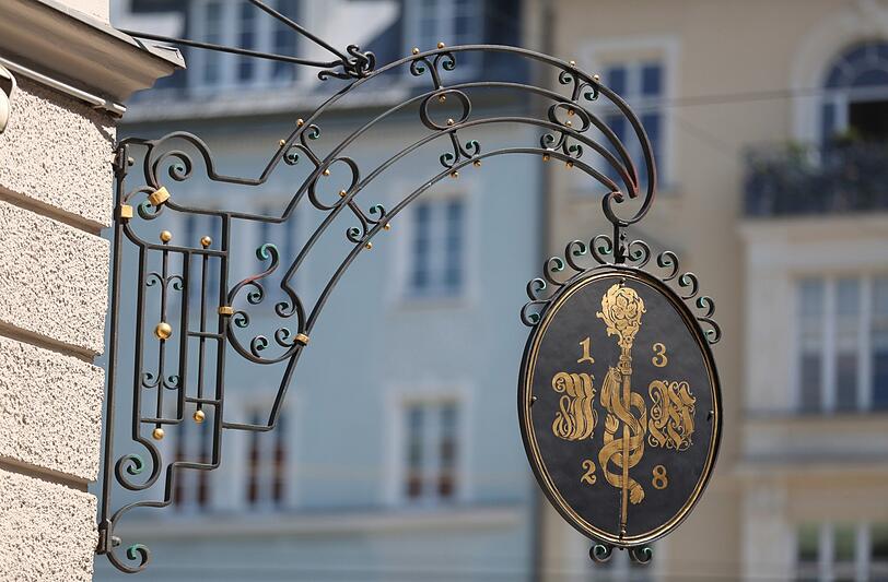 Klassisch-edel in Schwarz und Gold: am Haidhauser Augustiner.