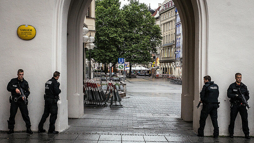 Polizisten sichern am Karlstor. Dieses Bild von Sachelle Babbar ist im Juli entstanden und als Pressefoto 2016 ausgezeichnet worden.