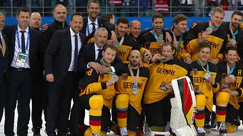 Die deutschen Silberhelden von Pyeongchang: Bundestrainer Marco Sturm (2.v.l.) führte Deutschland ins Finale der Olympischen Spiele.