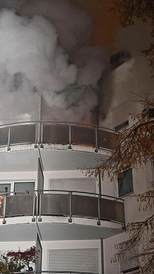In der Paul-Heyse-Straße werden bei einem Wohnungsbrand zwei Menschen verletzt.