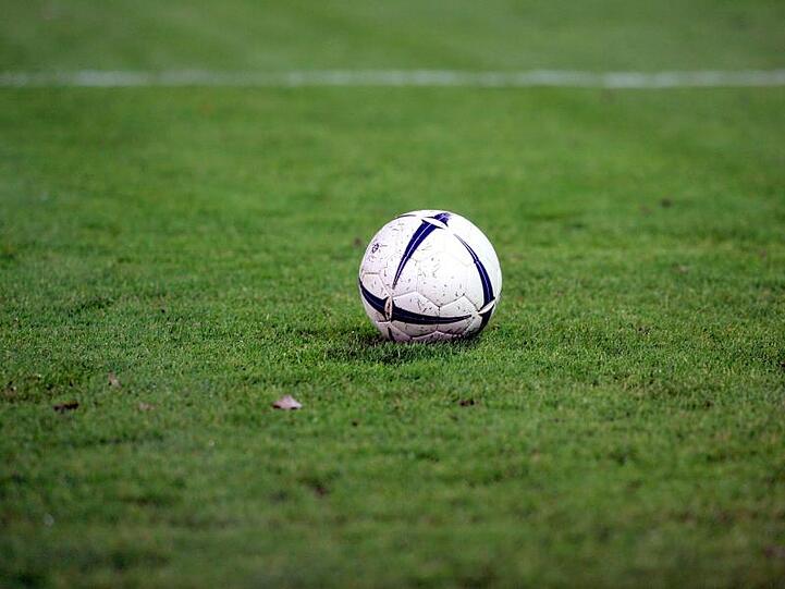 Ein Fußball liegt auf dem Rasen. Foto: Uli Deck/Archiv