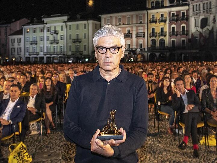 Pedro Costa auf der Piazza Grande: Für seinen Slum-Film "Vitalina Varela" hat der portugiesische Regisseur den Goldenen Leoparden gewonnnen.