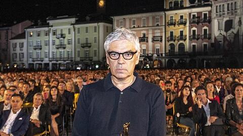 Pedro Costa auf der Piazza Grande: Für seinen Slum-Film "Vitalina Varela" hat der portugiesische Regisseur den Goldenen Leoparden gewonnnen.