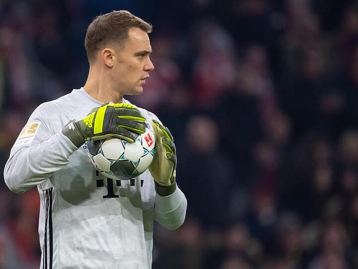 Manuel Neuer steht auf dem Platz. Foto: Sven Hoppe/dpa/Archivbild