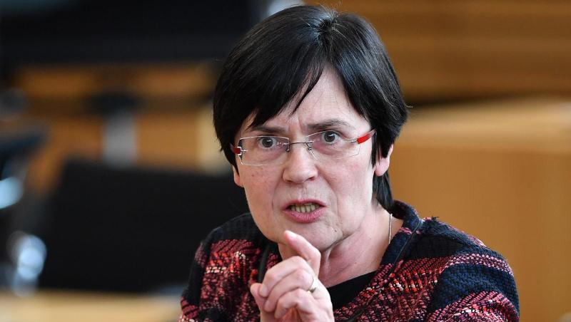 Christine Lieberknecht (CDU), die ehemalige Thüringer Regierungschefin, ist als Kandidatin für das Amt der Ministerpräsidentin im Gespräch. Christine Lieberknecht (CDU), die ehemalige Thüringer Regierungschefin, ist als Kandidatin für das Amt der Ministerpräsidentin im Gespräch.
