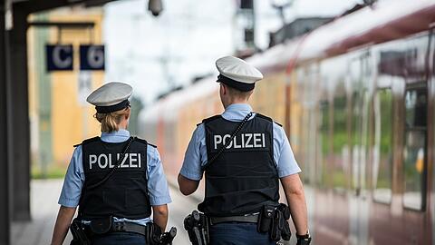 Beamte der Bundespolizei übernahmen den Langfinger, die Ware im Wert von rund 100 Euro ging wieder in den Verkauf. (Symbolbild)