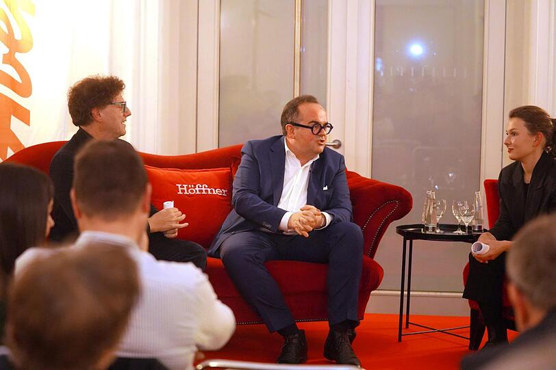 Auf dem AZ-Sofa im Deutschen Theater stellt sich CSU-OB-Kandidat Clemens Baumgärtner den Fragen der AZ-Redakteuren Adrian Prechtl (l.) und Christina Hertel