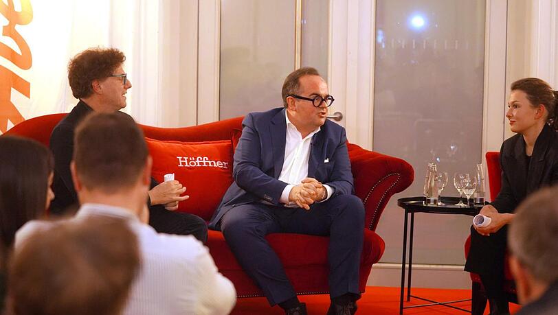 Auf dem AZ-Sofa im Deutschen Theater stellt sich CSU-OB-Kandidat Clemens Baumgärtner den Fragen der AZ-Redakteuren Adrian Prechtl (l.) und Christina Hertel Auf dem AZ-Sofa im Deutschen Theater stellt sich CSU-OB-Kandidat Clemens Baumgärtner den Fragen der AZ-Redakteuren Adrian Prechtl (l.) und Christina Hertel