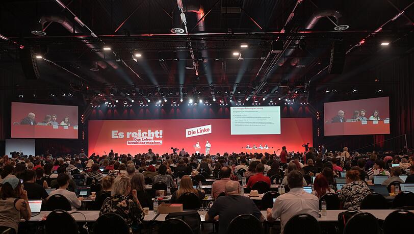 Der Parteitag der Linken entschied sich für einen Gehaltsdeckel für Abgeordnete. Der Parteitag der Linken entschied sich für einen Gehaltsdeckel für Abgeordnete.