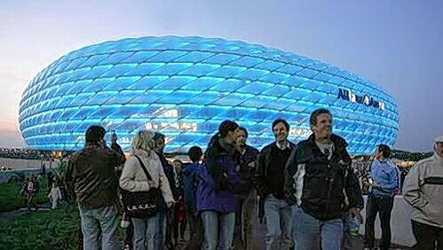 Ungeliebt bei den Fans und wohl doch die Spielstätte der Zukunft: Die Allianz Arena. Ungeliebt bei den Fans und wohl doch die Spielstätte der Zukunft: Die Allianz Arena.