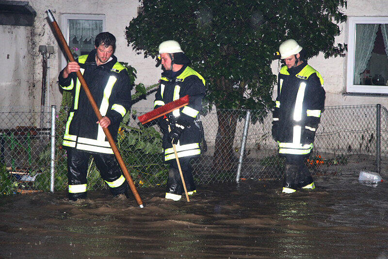 Land unter im Landkreis Rosenheim. Die Bilder von den Aufräumarbeiten in Riedering.