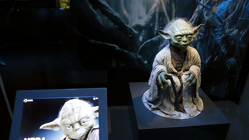 "Immer zwei es sind! Ein Schüler und ein Meister!":Die Zitate von Jedi-Meister Yoda sind Kult. In Paris steht jetzt eine Original-Figur aus dem Film. "Immer zwei es sind! Ein Schüler und ein Meister!":Die Zitate von Jedi-Meister Yoda sind Kult. In Paris steht jetzt eine Original-Figur aus dem Film.