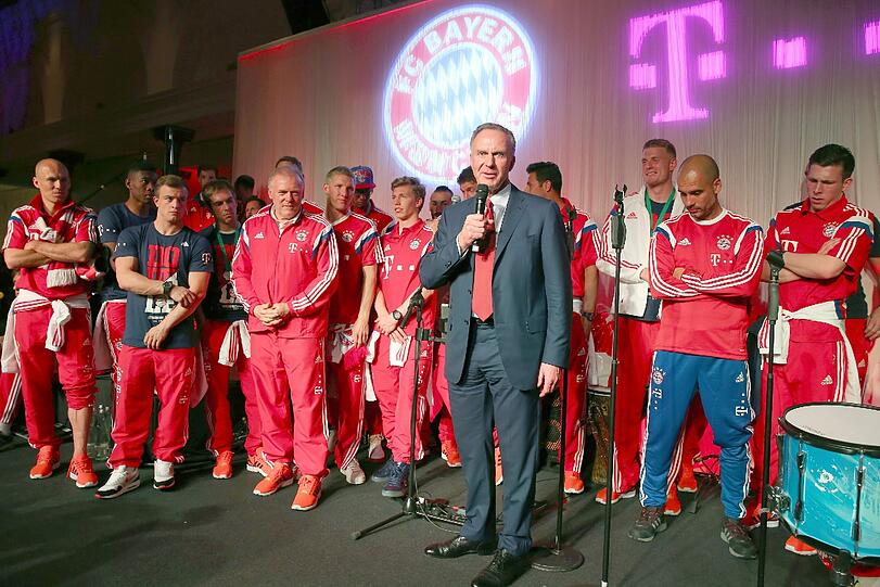 Die Bayern feiern: Nach dem Sieg gegen Borussia Dortmund im DFB-Pokalfinale lässt der FC Bayern in Berlin die Korken knallen. Hier die Feierbilder aus der Telekom-Zentrale.