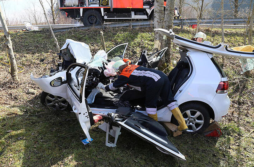 Bilder vom Unfall in Wald bei Altötting. Eine junge Fahranfängerin ist von der Fahrbahn abgekommen und gegen einen Baum geprallt.