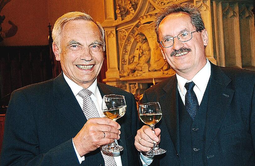 2003 &ndash; Ein Prost unter Weggefährten: Christian Ude, damals Münchner Oberbürgermeister, gratuliert Alt-OB Georg Kronawitter zum 75. Geburtstag.