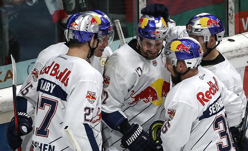 Der EHC Red Bull München feiert seinen Sieg über Augsburg.