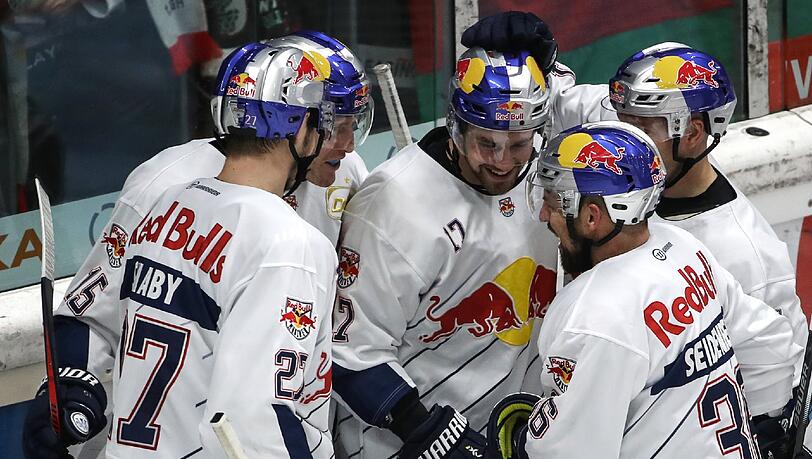 Der EHC Red Bull München feiert seinen Sieg über Augsburg. Der EHC Red Bull München feiert seinen Sieg über Augsburg.
