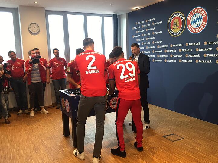 Auge in Auge mit den Bayern-Stars: Sechs glückliche Fans durften sich am Mittwoch im Kicker-Duell mit Sandro Wagner, Kingsley Coman und Javi Martinez beweisen.