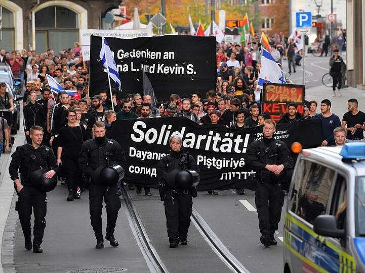 Demonstranten ziehen bei einer Solidaritätskundgebung durch Halle.