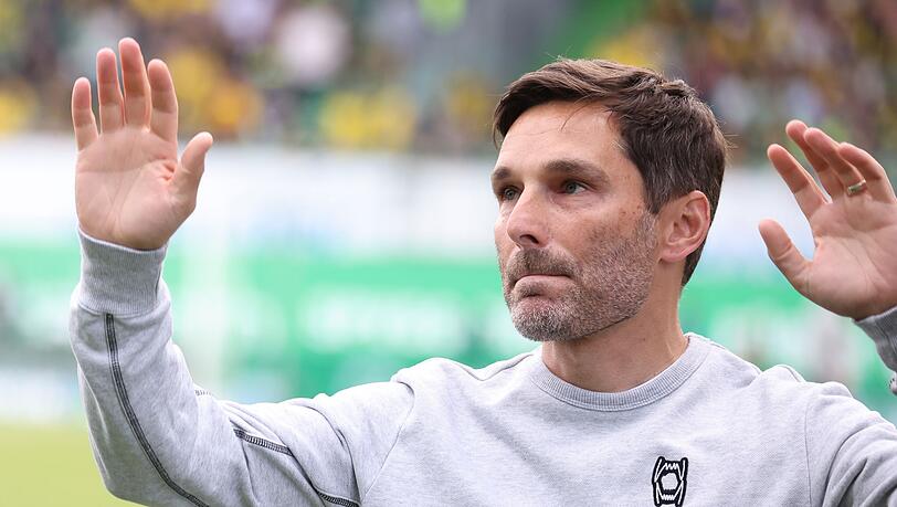 Der damalige Fürther Trainer Stefan Leitl wird vor Spielbeginn offiziell verabschiedet.