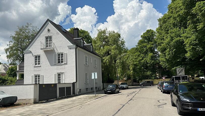 Ebenfalls ein Projekt von M-Concept in Bogenhausen: Dieses Wohnhaus in der Donaustraße steht schon lange leer. Es soll, wie auch das Haus um die Ecke, abgerissen werden für ein großes Neubauvorhaben.